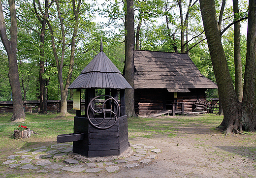 Pszczyna.Zabytkowa studnia w skansenie.