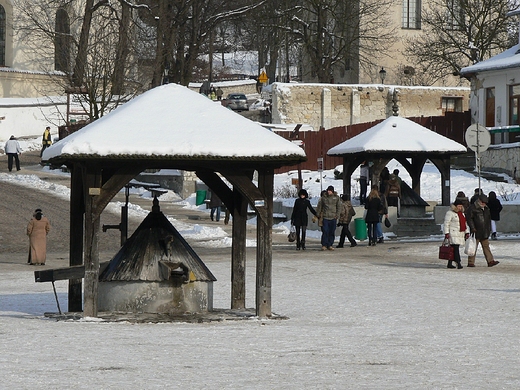 Dwie studnie na rynku w Kazimierzu Dolnym