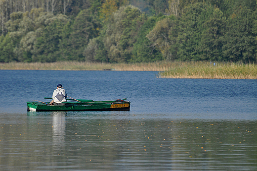 Łódka na jeziorze Wysokie Brodno. Lisa Młyn