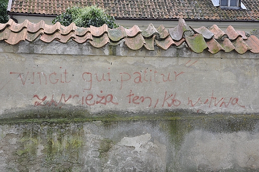 napis na murze, okolice synagogi