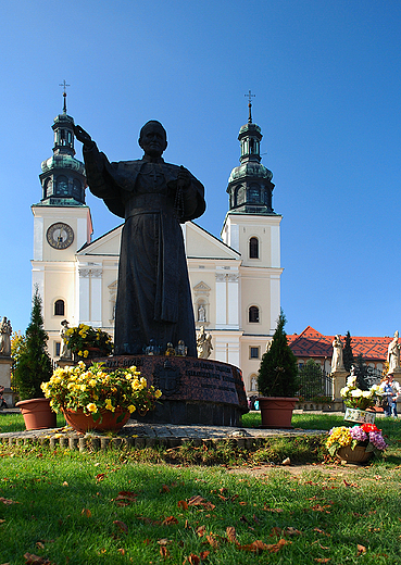 Pomnik Jana Pawa II przed bazylik.