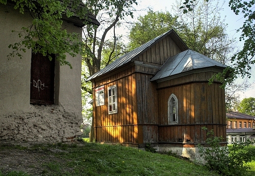 Kaplica - cz zespou dworskiego, widok od wschodu. Potoczek