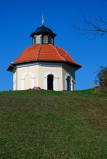 Betsaida kaplica z 1836r zwana te Aniokiem.Obiekt towarzyszcy drkom kalwaryjskim.