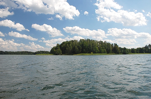 Jezioro Wigry - wyspa Ordw widziana od strony Plosu Bryzglowskiego. Wigierski Park Narodowy
