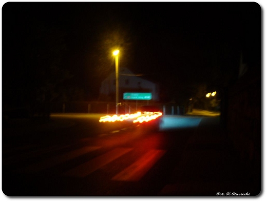 Samochód na drodze w nocy