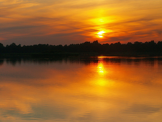 Goczakowice. Zachd soca nad pobliskimi stawami.