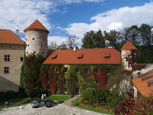 Zamek Pieskowa Skaa. Widok na gotyck cz zabudowa.