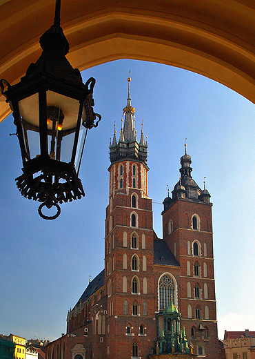 Krakw. Widok na koci Mariacki spod Sukiennic.