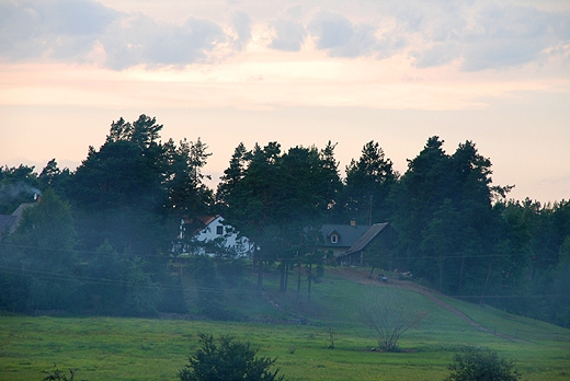 Gawrych Ruda - snujce si przed wieczorem dymy w okolicach kompleksu turystycznego U Jawora. Wigierski Park Narodowy