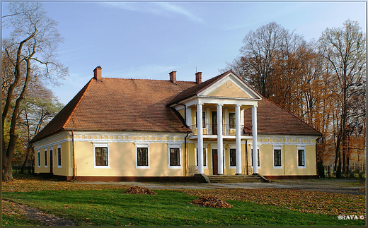 Klasyczny dworek z XIX w. w Kobiernicach