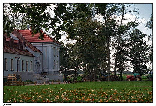 Chotw - klasycystyczny dwr otoczony zabytkowym parkiem z II poowy XVIII w.