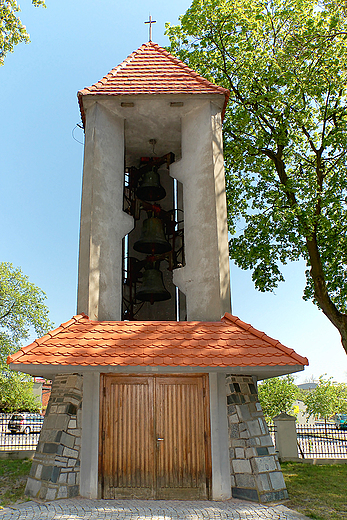 Zagrw - dzwonnica przy kociele w. ap. Piotra i Pawa
