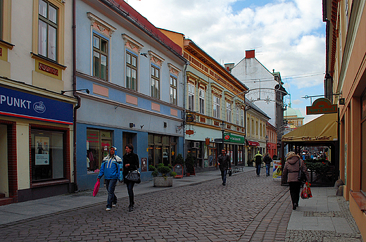 Bielsko-Biaa. Ulica 11 Listopada-centrum handlowe miasta.