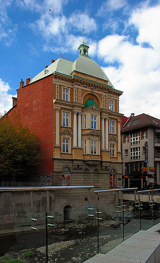 Bielsko-Biaa. Zabytkowa kamienica nad rzek Bia.