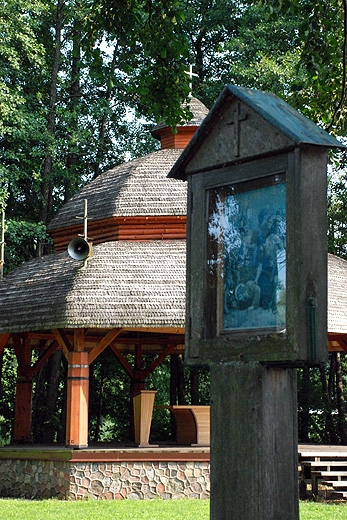 Studzieniczna - tutejsza droga krzy�owa poprowadzona jest malowniczo tu� nad brzegiem jeziora Studzienicznego po grobli ��cz�cej miejscowo�� z tzw. Gr�dzikiem, na kt�rym znajduje si� kapliczka Naj�wi�tszej Marii Panny z cudownym obrazem. Puszcza Augustowska