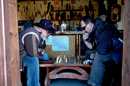 Cisna bard Szociski gra w szachy z przygodnym partnerem