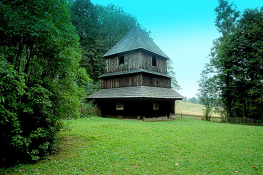 Michniowiec - dzwonnica przy cerkwi