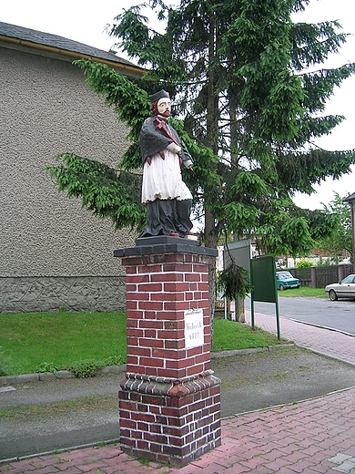 Tustomosty.Szlak Jana Nepomucena-pomnik w centrum wsi z 1877.