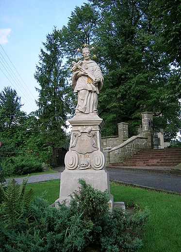 Sucha Beskidzka.Kamienny pomnik Jana Nepomucena z 1795r.