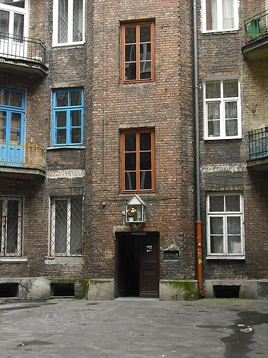 Warszawa. Kapliczka na budynku przy ul. Jagielloskiej 27.