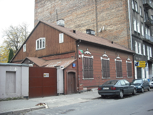 Warszawa. Zabytkowy dom drewniany ogniska opiekuczego dla dzieci przy ul. rodkowej.