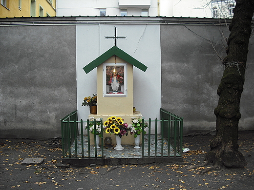 Warszawa. Kapliczka na podwrku przy ul. rodkowej 17.