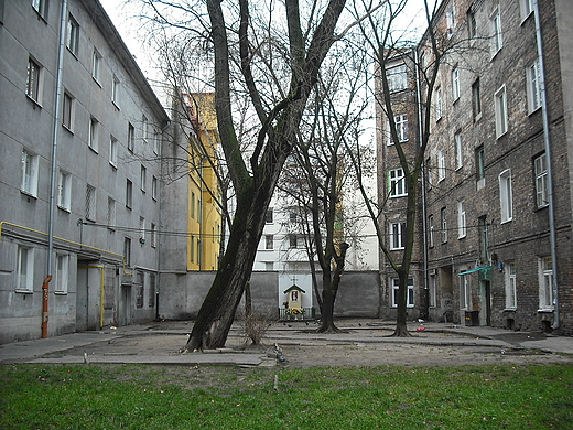 Warszawa. Kapliczka na podwrku przy ul. rodkowej 17.