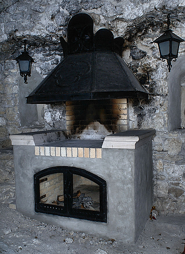 Zamek w Korzkwi - XIVw. - kominek zamkowy