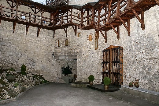 Zamek w Korzkwi - XIVw.- dziedziniec zamkowy