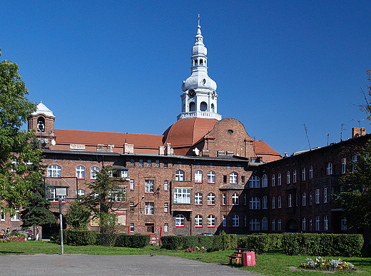 Nikiszowiec. Widok na koci w. Anny z podwrza familokw.