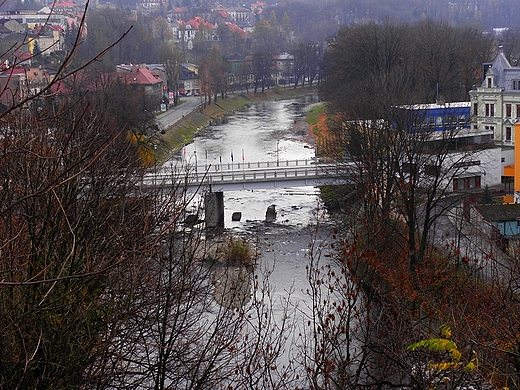 Widok z Wiey Piastowskiej na most przyjani na Olzie