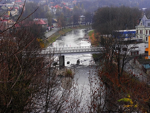 Widok z Wiey Piastowskiej na most przyjani na Olzie