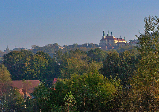 Panorama klasztoru OO.Bernardynw z drogi dojazdowej do sanktuarium.