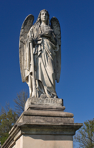 Kalwaria Zebrzydowska. Figura Archanioa na Mocie Anielskim.