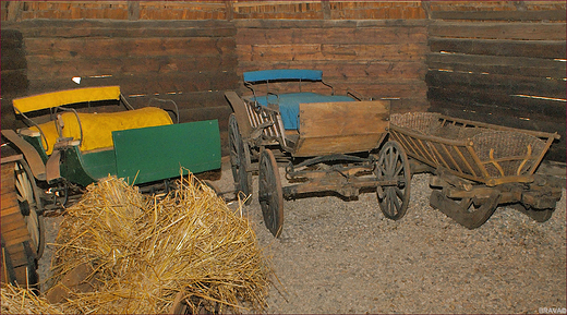 Skansen Zagroda Wsi Pszczyskiej w Pszczynie - ekspozycja pojazdw.