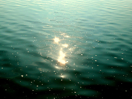 Blask promieni sonecznych na wodzie