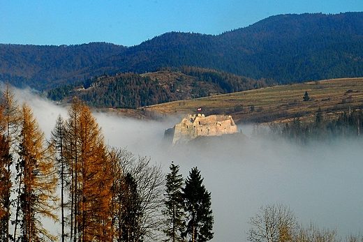 Czorsztyskie ruiny w porannych mgach