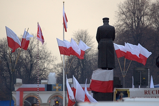 11 listopada, pod pomnikiem Marszaka