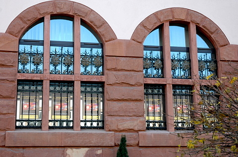 Kielce - secesyjne obramowania okien w budynku Towarzystwa Kredytowego