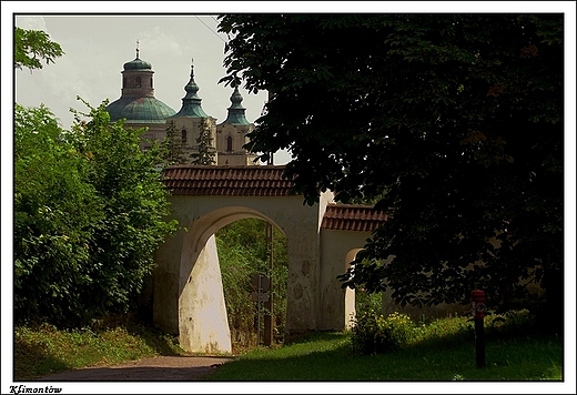 Klimontw - koci w. Jzefa z bram klasztoru w. Jacka na pierwszym planie