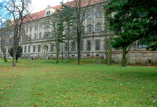Lubi - fasada klasztoru cystersw