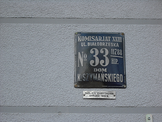 Warszawa. Przedwojenna tablica adresowa na kamienicy przy ul. Biaobrzeskiej 33.