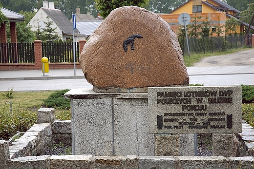 Rogowo - planty - Pomnik Nieznanego Lotnika