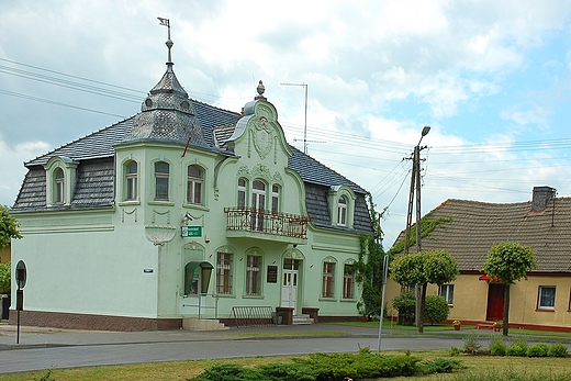 Rogowo - zabytkowy budynek Banku Spdzielczego przy plantach