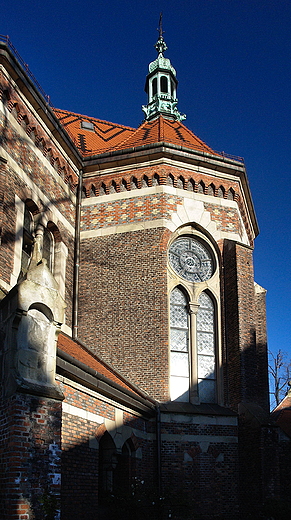 Sucha Beskidzka. Widok zewntrzny prezbiterium koscioa Nawiedzenia NMP.