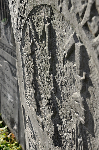 Zblienie jednej z macew na cmentarzu w Bodzentynie