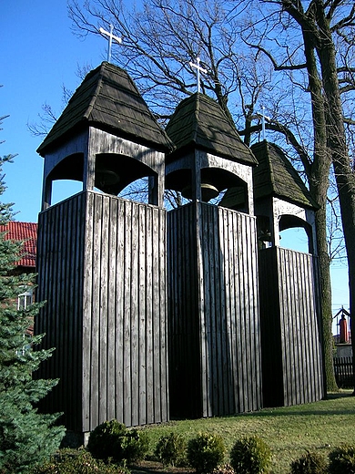 Jankowice Rybnickie.Kwadratowe dzwonnice przy drewnianym kociele