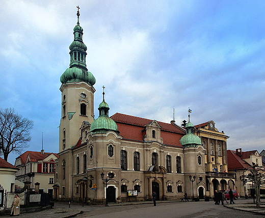 Koci ewangelicki i ratusz.