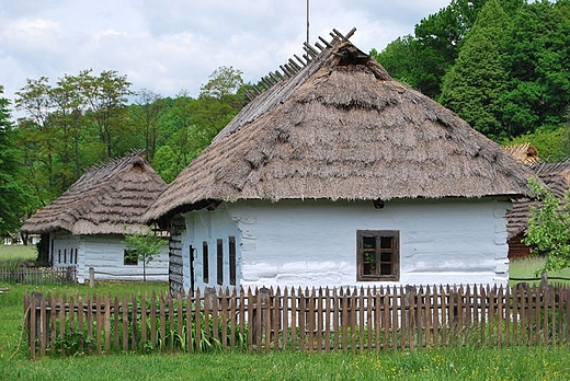 Skansen w Sanoku. Pogrze Zachodnie. Na pierwszym planie chaupa z Rzepiennika Strzyewskiego (1866 r.)