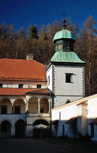 Zamek w Suchej Beskidzkiej. Barokowa wiea kapliczna.